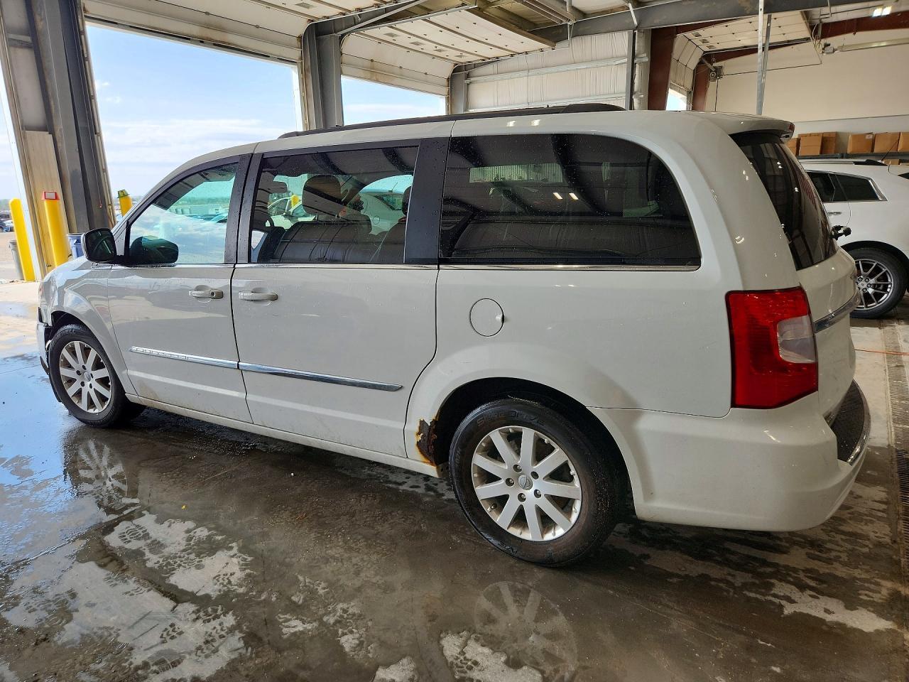 2014 Chrysler Town & Country Touring - zdjęcie 2