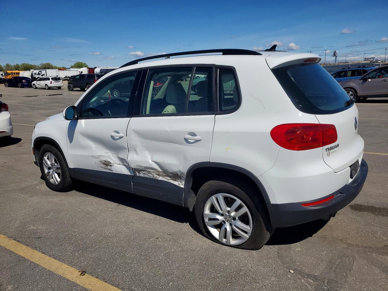 2017 Volkswagen Tiguan S - zdjęcie 2