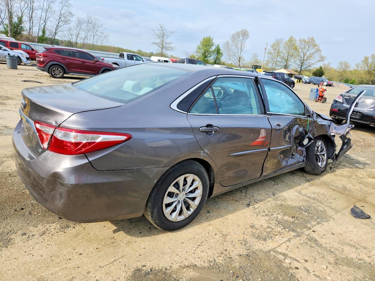 2016 Toyota Camry Le - zdjęcie 3
