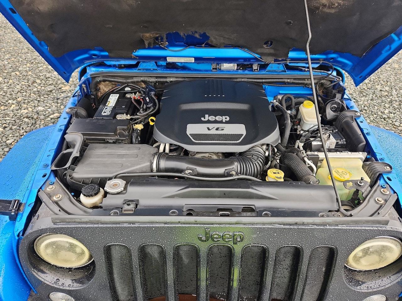 2014 Jeep Wrangler Unlimited Sahara - zdjęcie 11