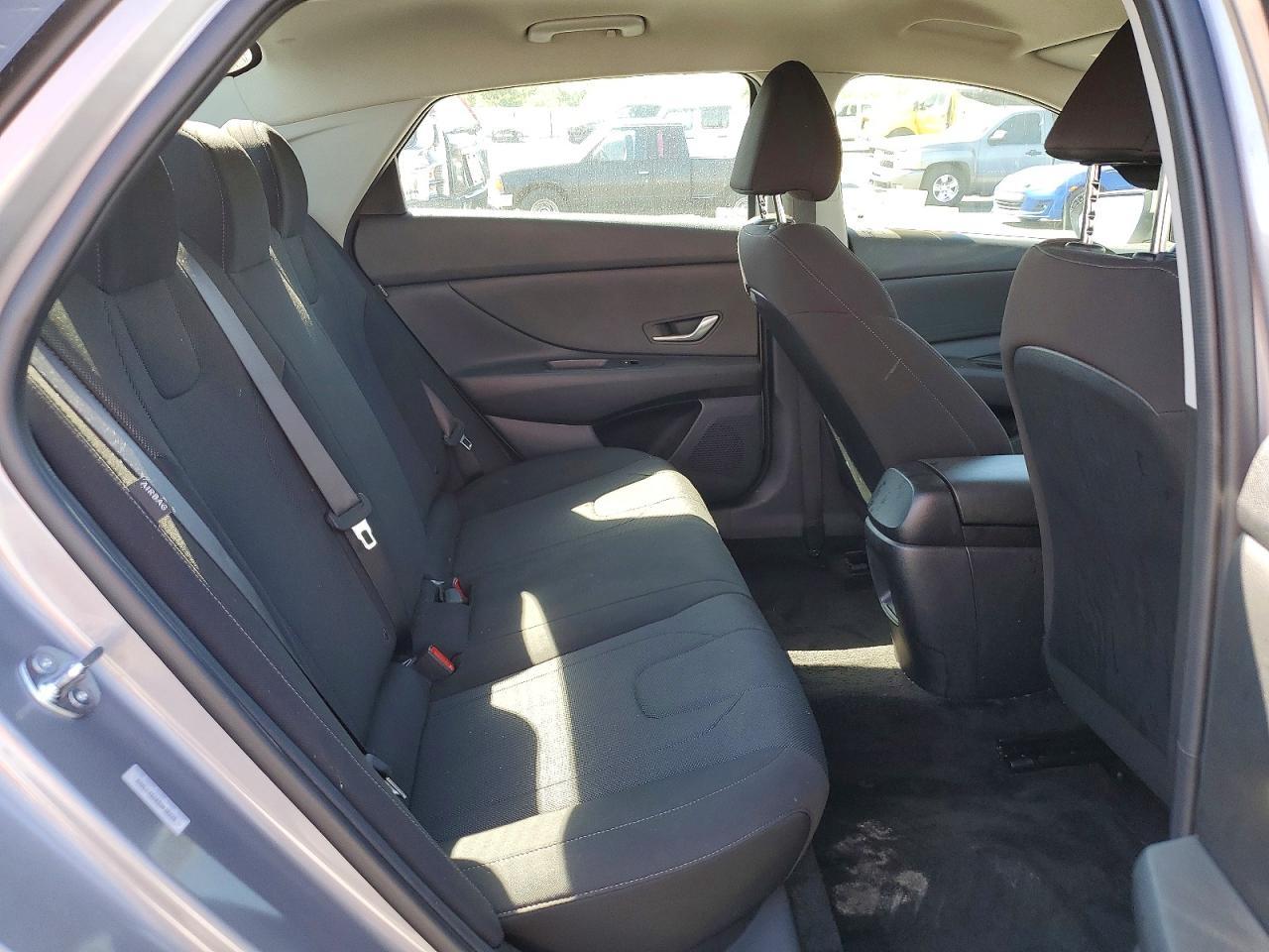 2025 Hyundai Elantra Se - zdjęcie 10