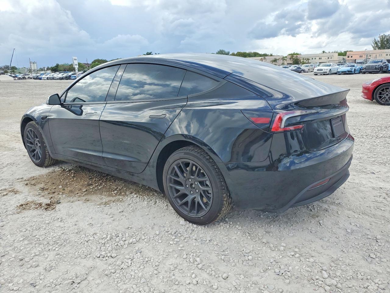 2026 Tesla Model 3 - zdjęcie 2