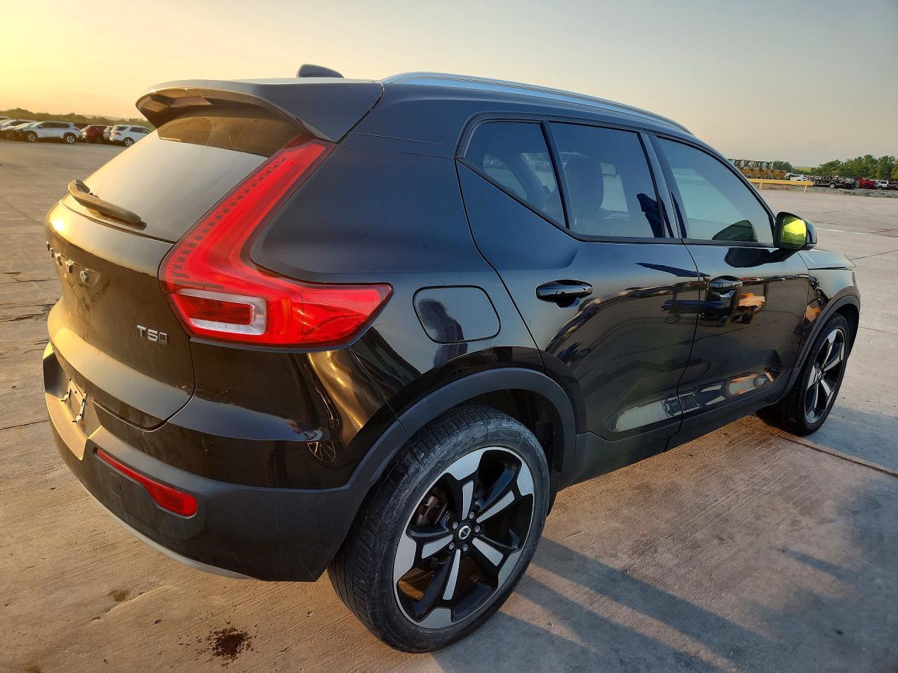 2019 Volvo Xc40 T5 Momentum - zdjęcie 3