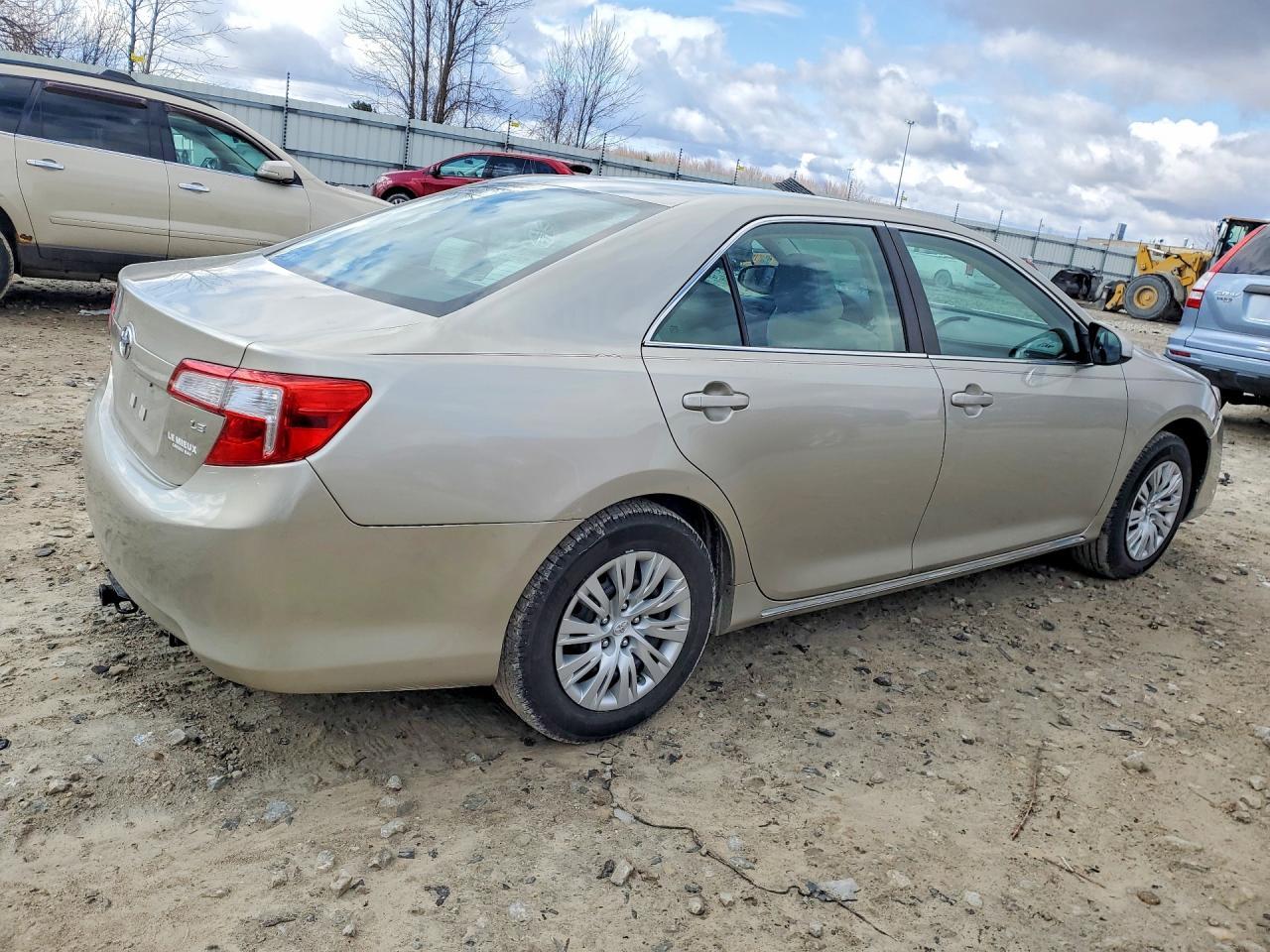 2014 Toyota Camry Le - zdjęcie 3