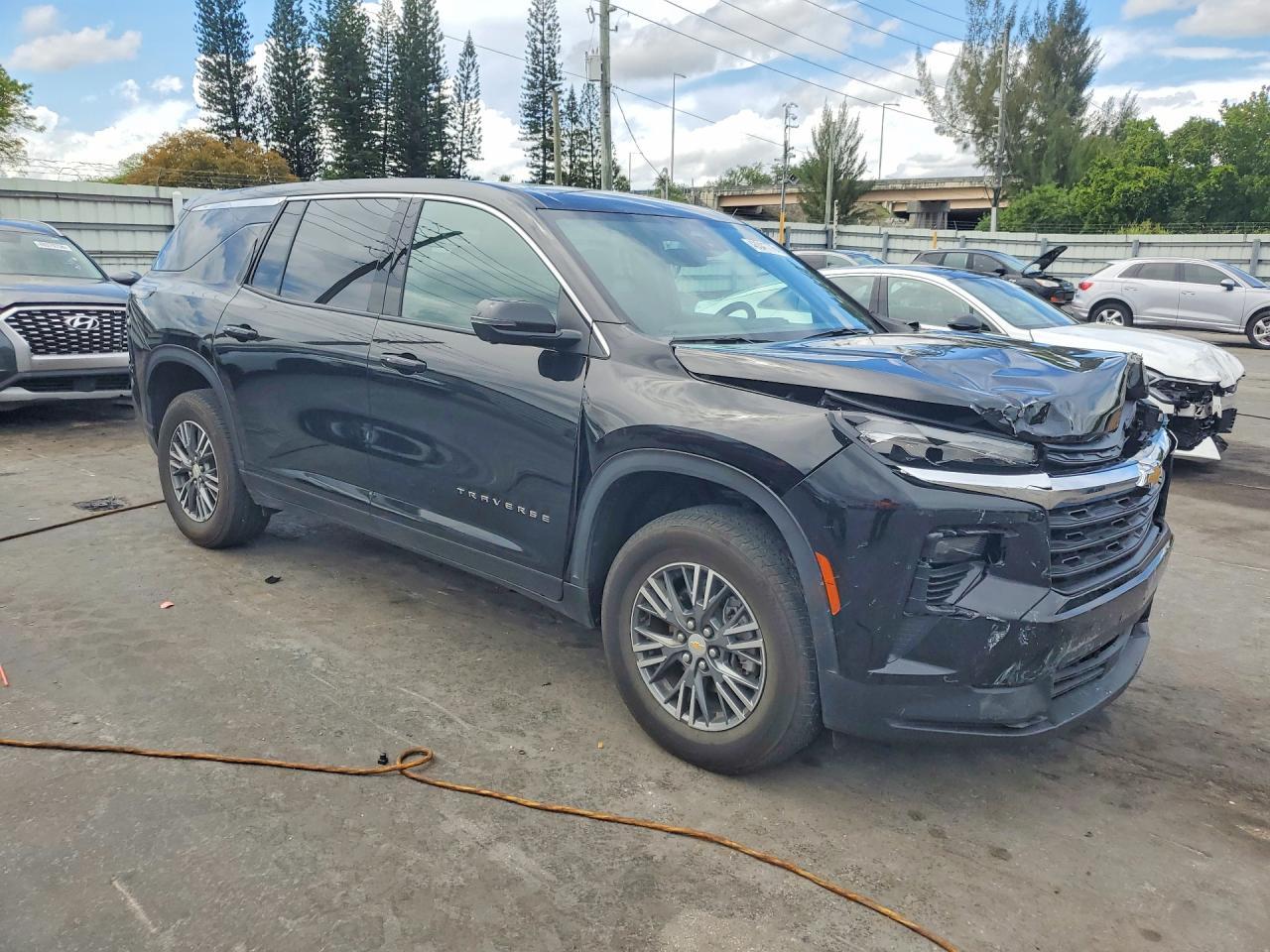 2024 Chevrolet Traverse Ls - zdjęcie 4