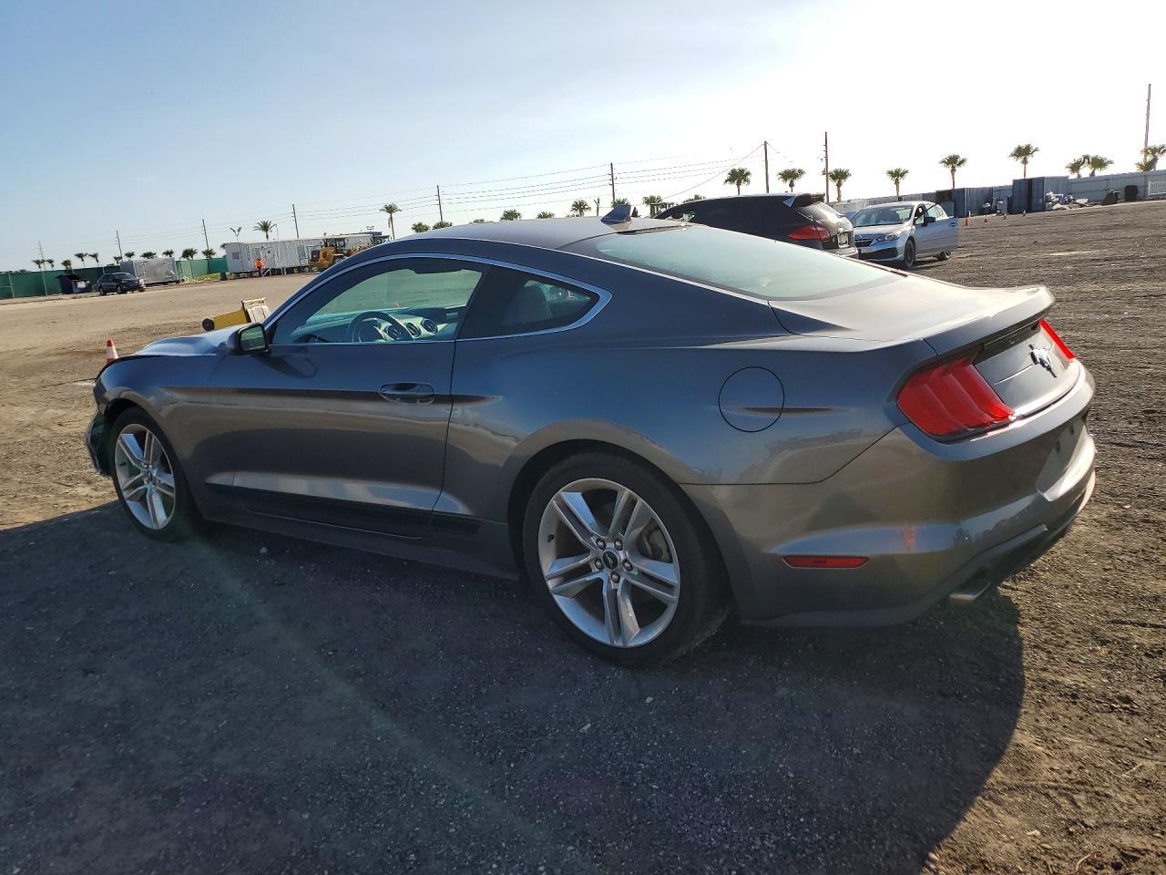 2021 Ford Mustang - zdjęcie 2