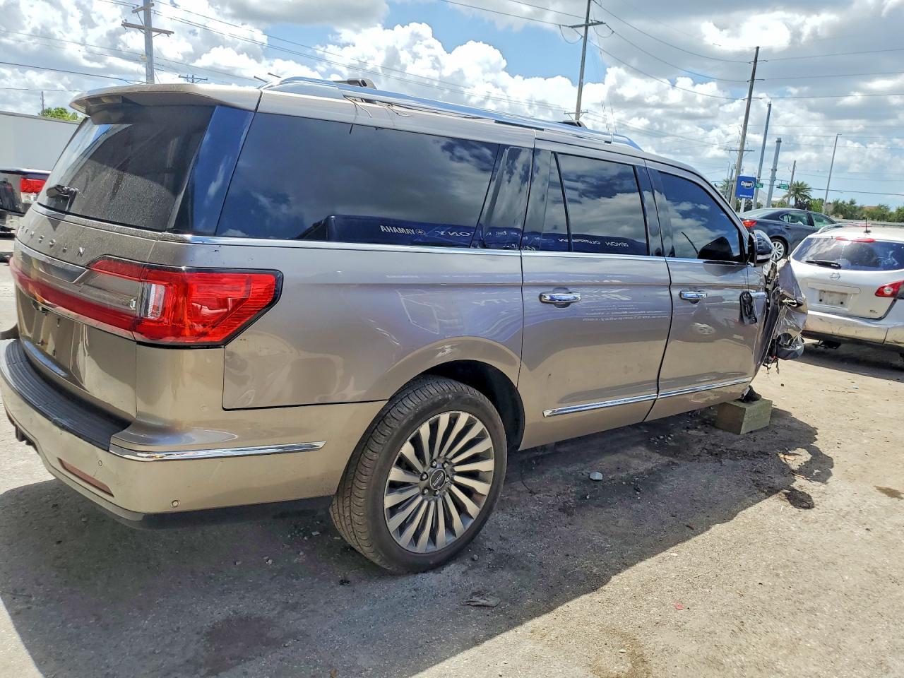 2019 Lincoln Navigator L Reserve - zdjęcie 3