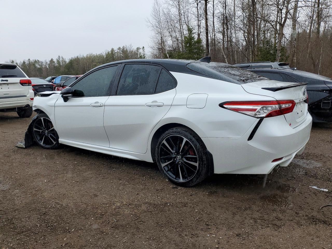 2020 Toyota Camry Xse - zdjęcie 2
