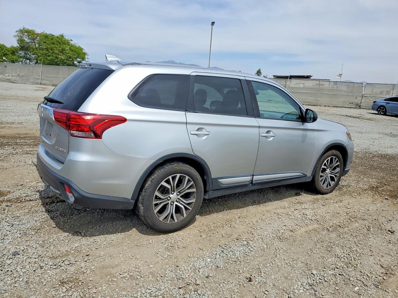 2018 Mitsubishi Outlander Es - zdjęcie 3