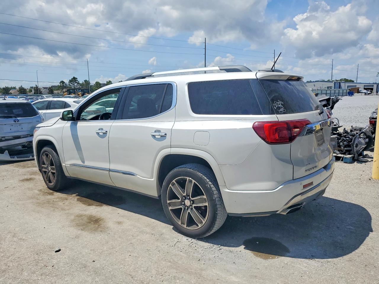 2017 GMC Acadia Denali - zdjęcie 2