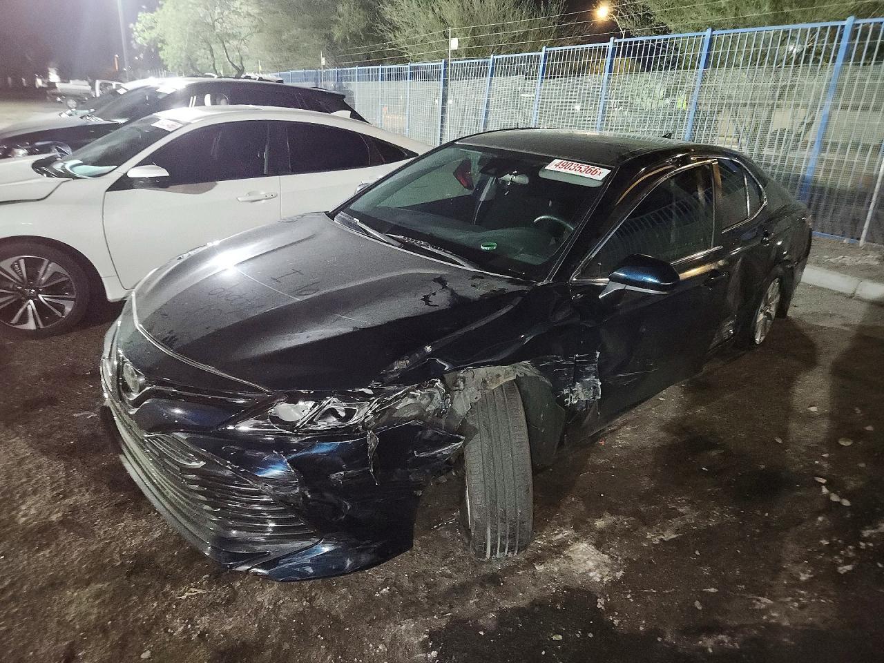 2020 Toyota Camry Le - zdjęcie główne