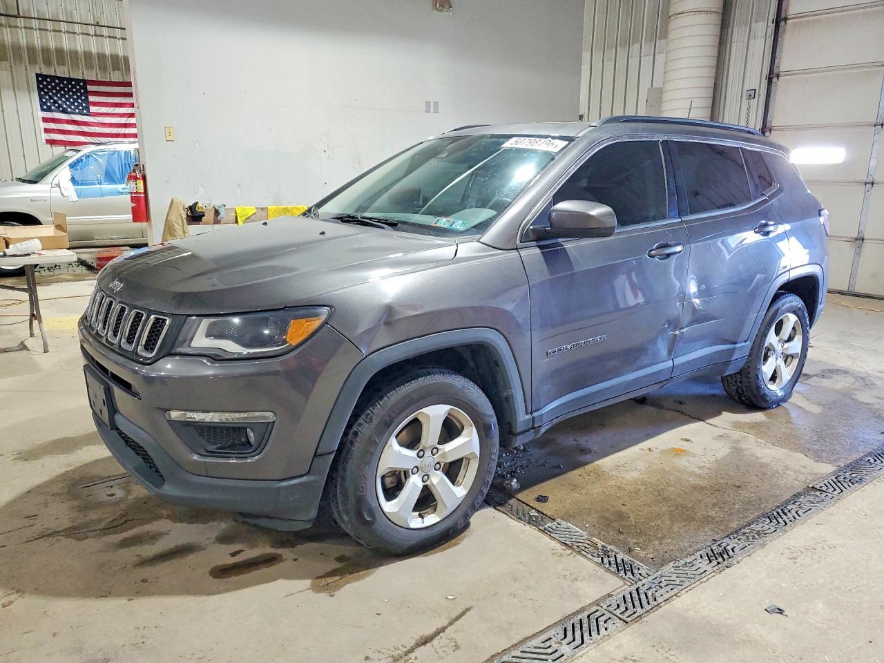 2018 Jeep Compass Latitude - zdjęcie główne