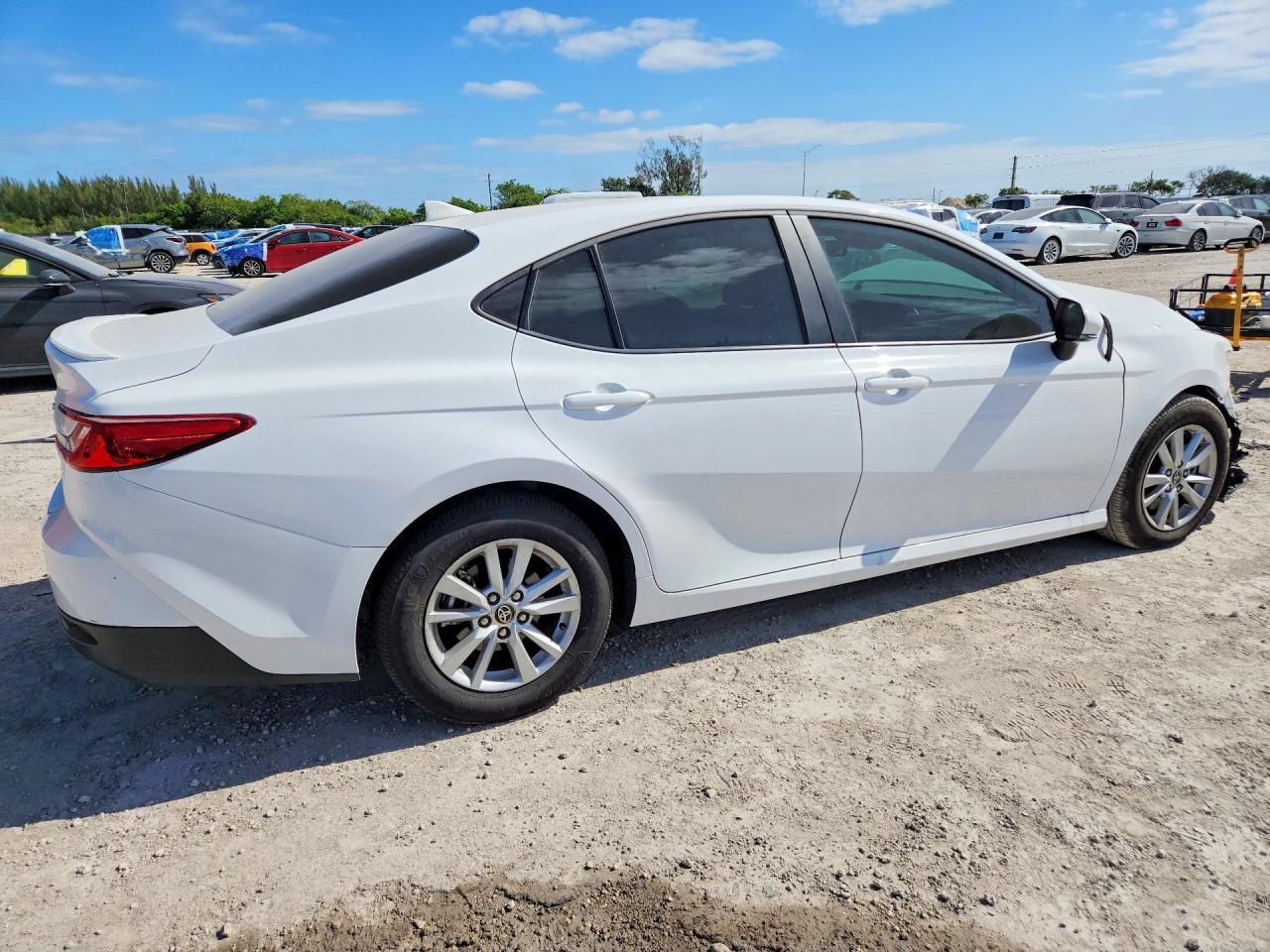 2025 Toyota Camry Le - zdjęcie 3