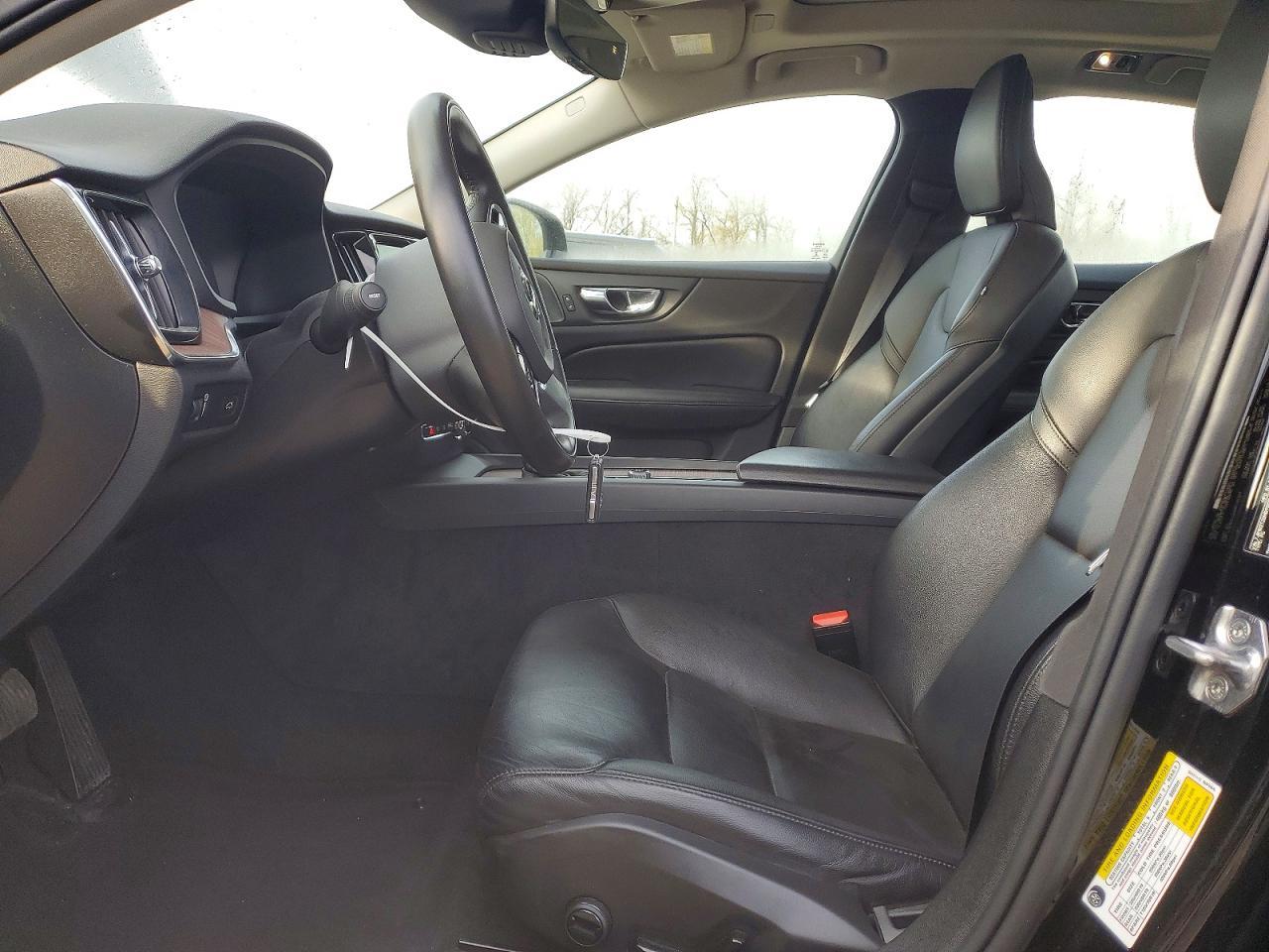 2021 Volvo S60 T5 Momentum - zdjęcie 7