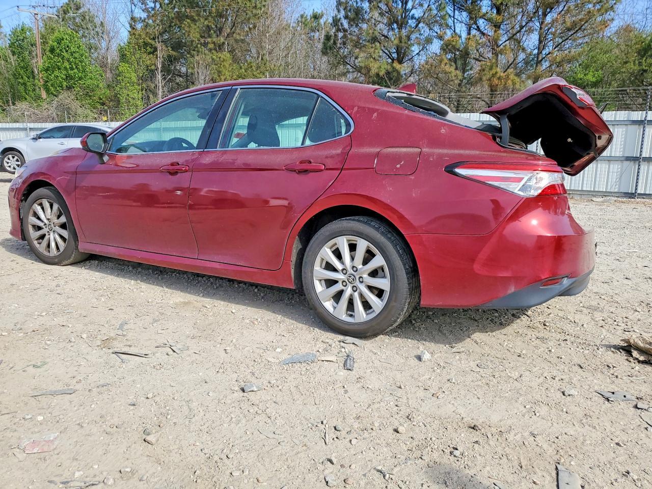 2020 Toyota Camry Le - zdjęcie 2