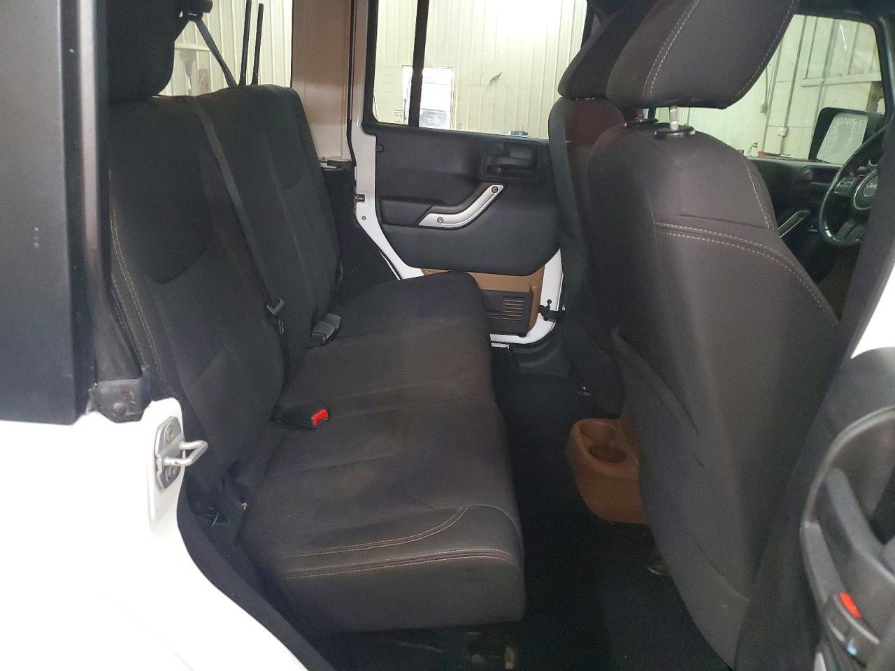 2013 Jeep Wrangler Unlimited Sahara - zdjęcie 10