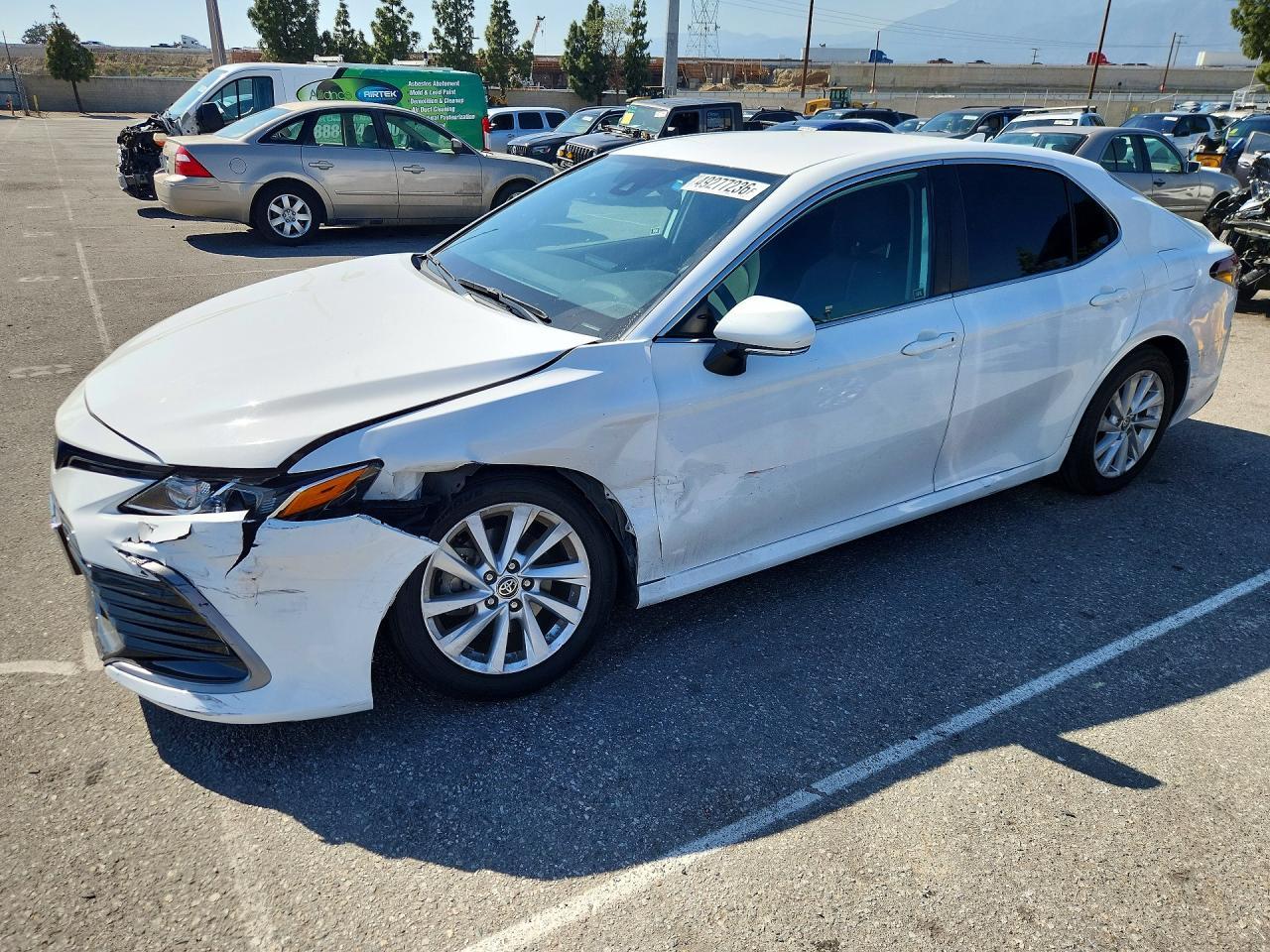 2024 Toyota Camry Le - zdjęcie główne