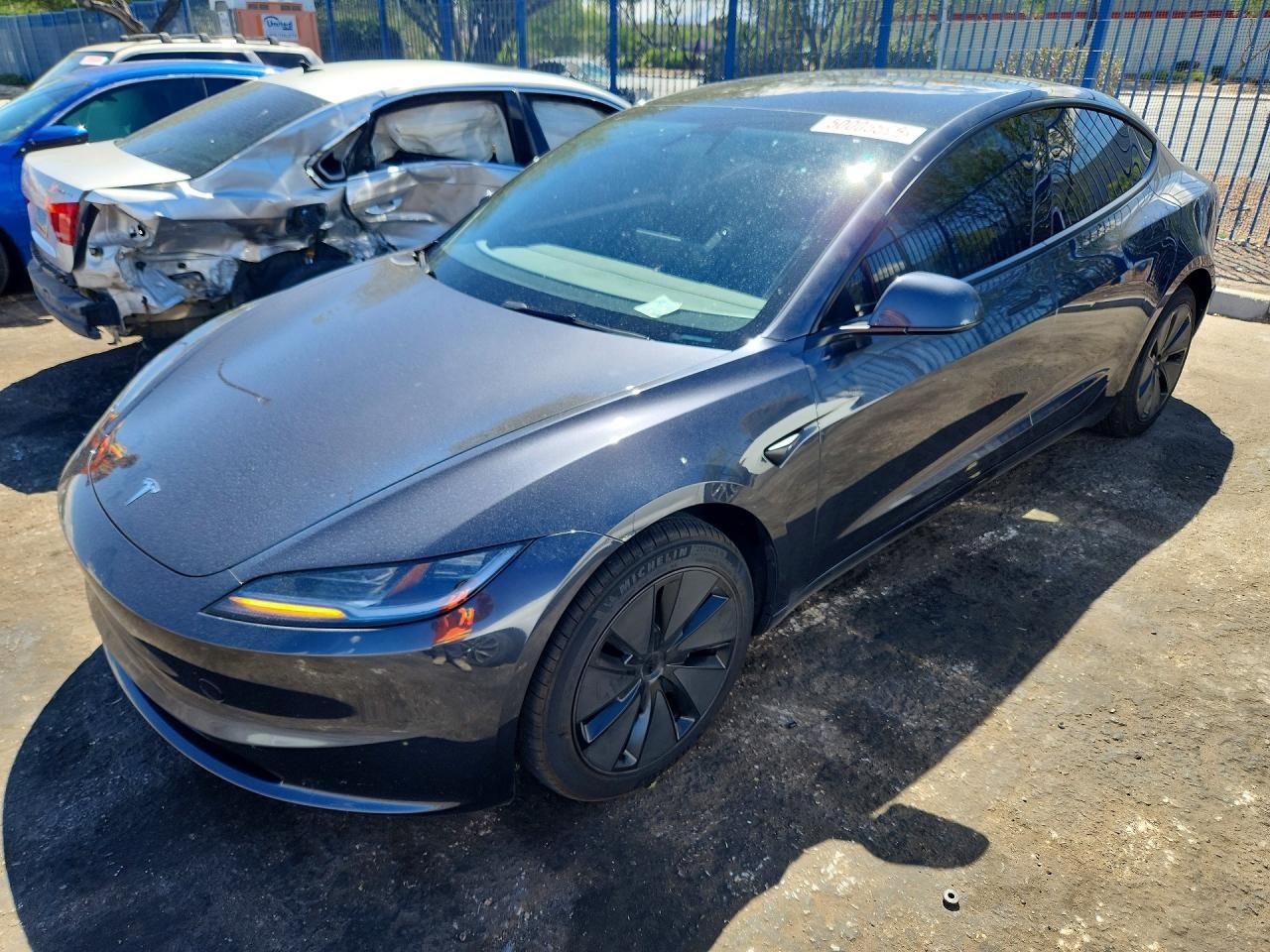 2025 Tesla Model 3 - zdjęcie główne