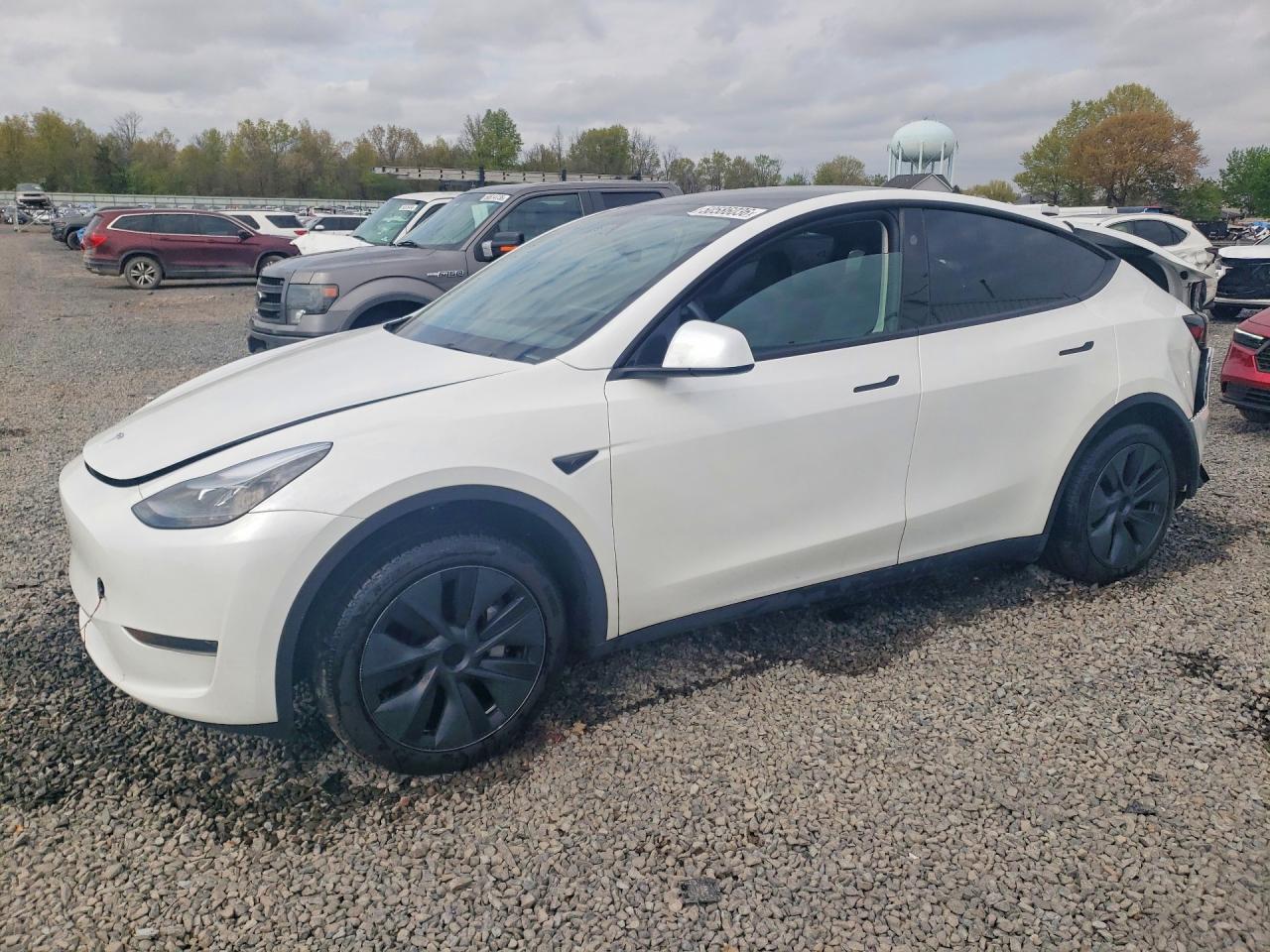 2025 Tesla Model Y - zdjęcie główne
