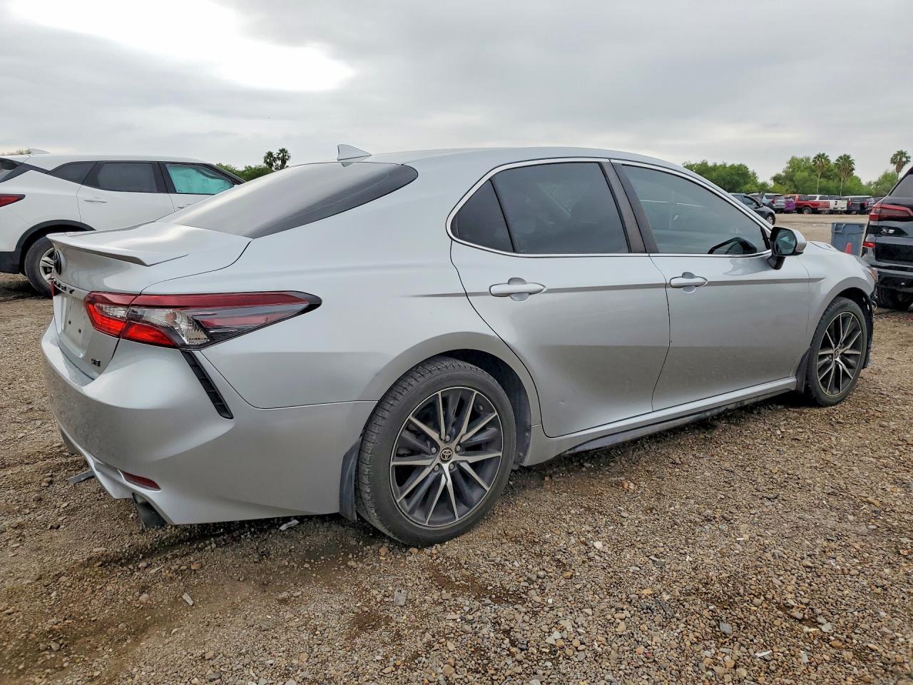 2021 Toyota Camry Se - zdjęcie 3