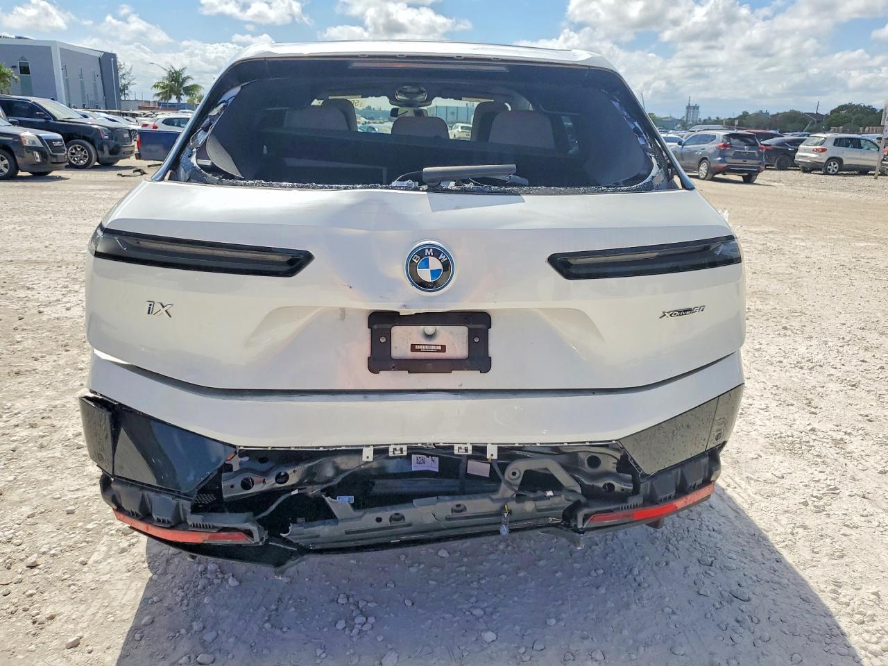 2023 BMW Ix xDrive50 - zdjęcie 6