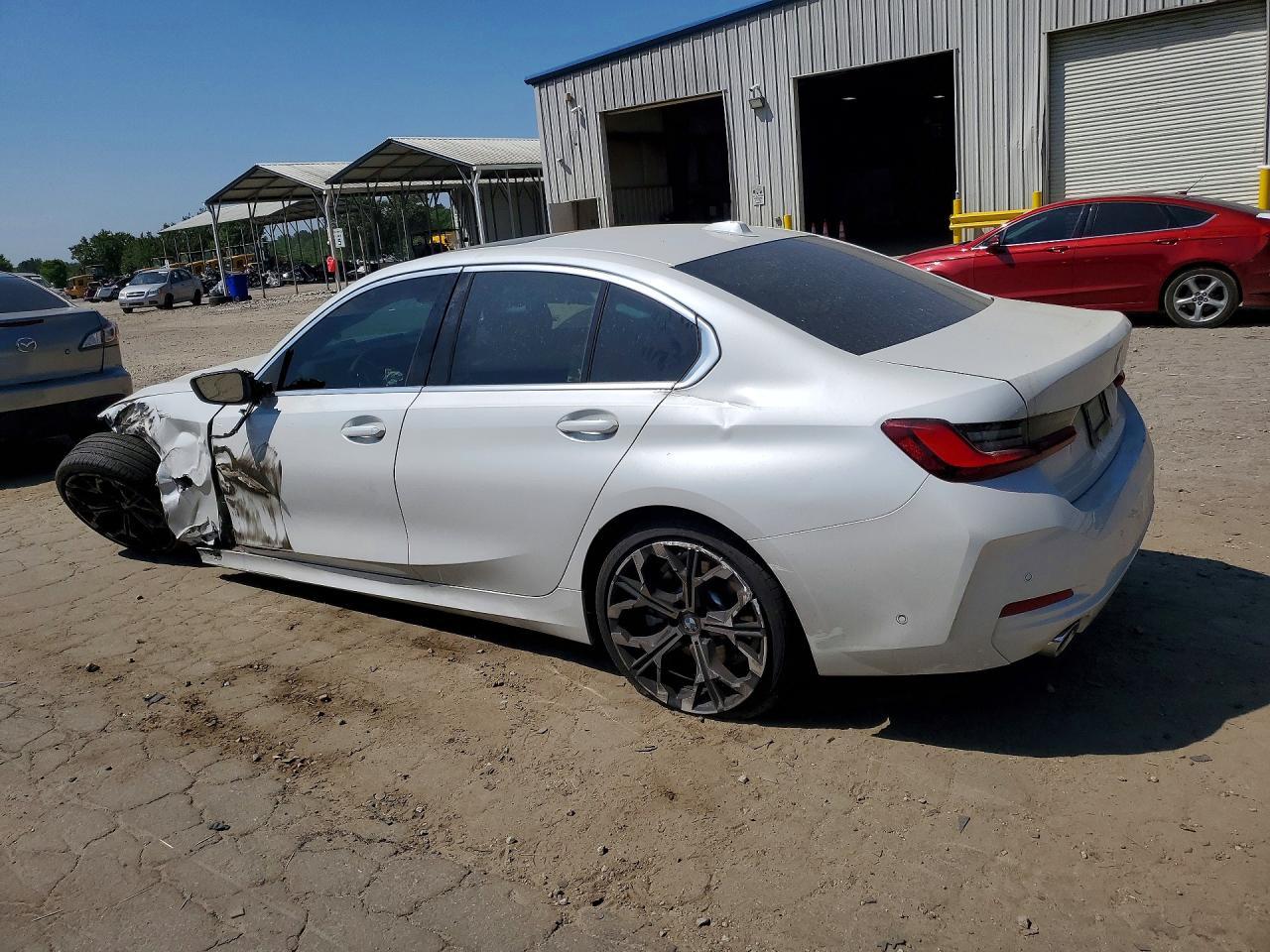 2025 BMW 330I - zdjęcie 2