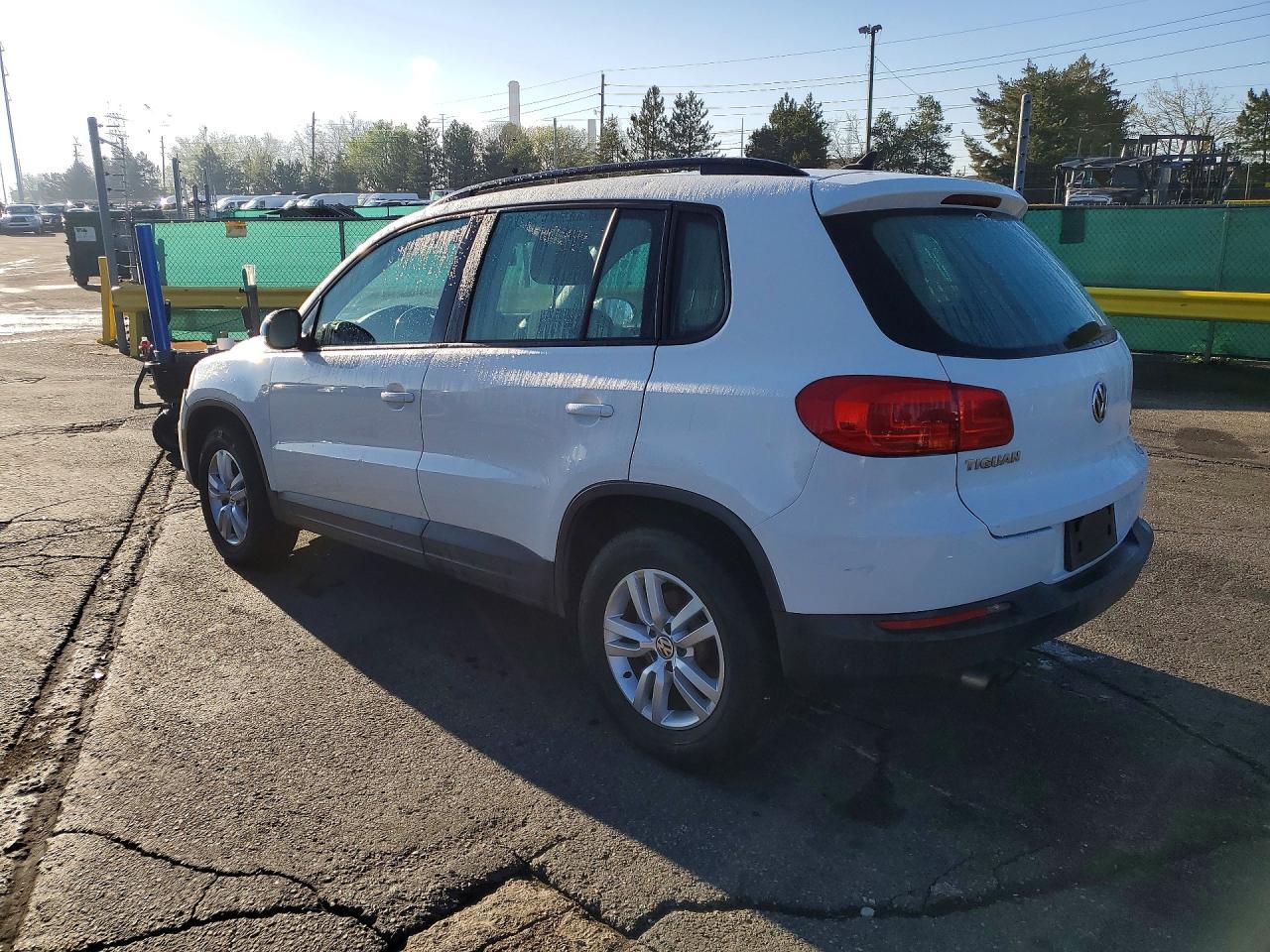 2017 Volkswagen Tiguan S - zdjęcie 2
