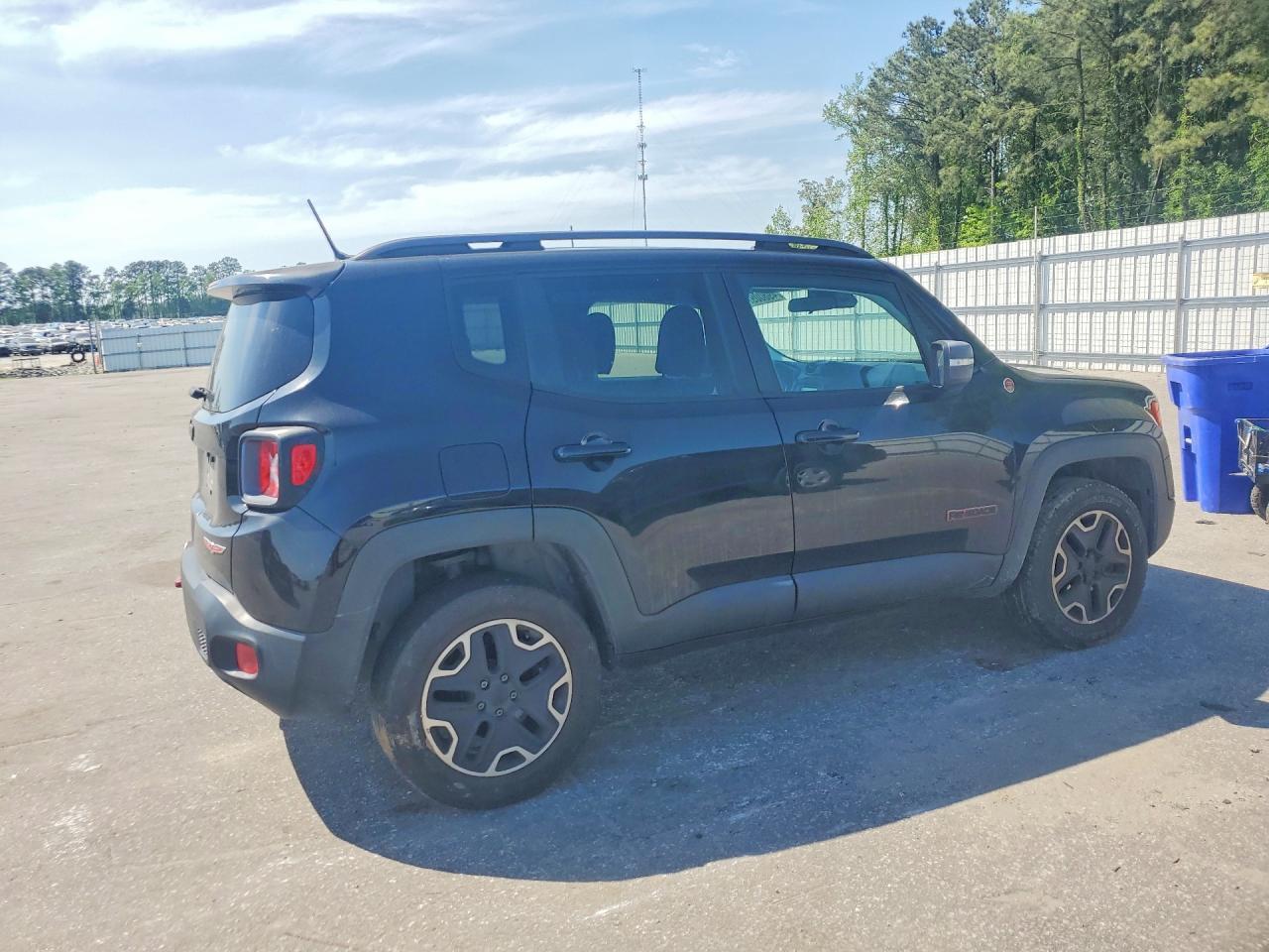 2015 Jeep Renegade Trailhawk - zdjęcie 9