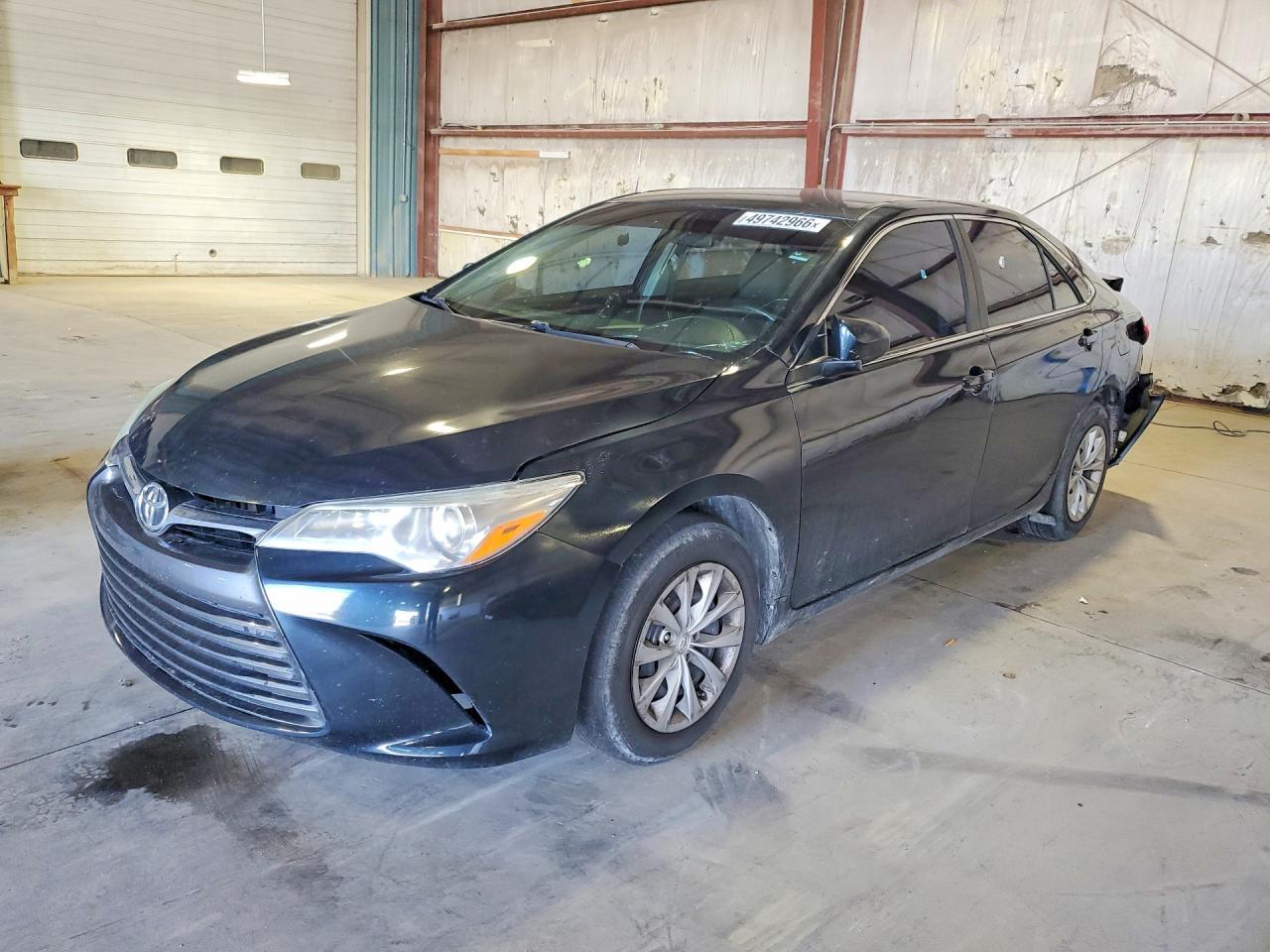 2015 Toyota Camry Le - zdjęcie główne
