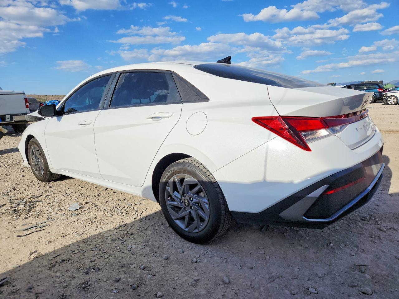 2024 Hyundai Elantra Sel - zdjęcie 2