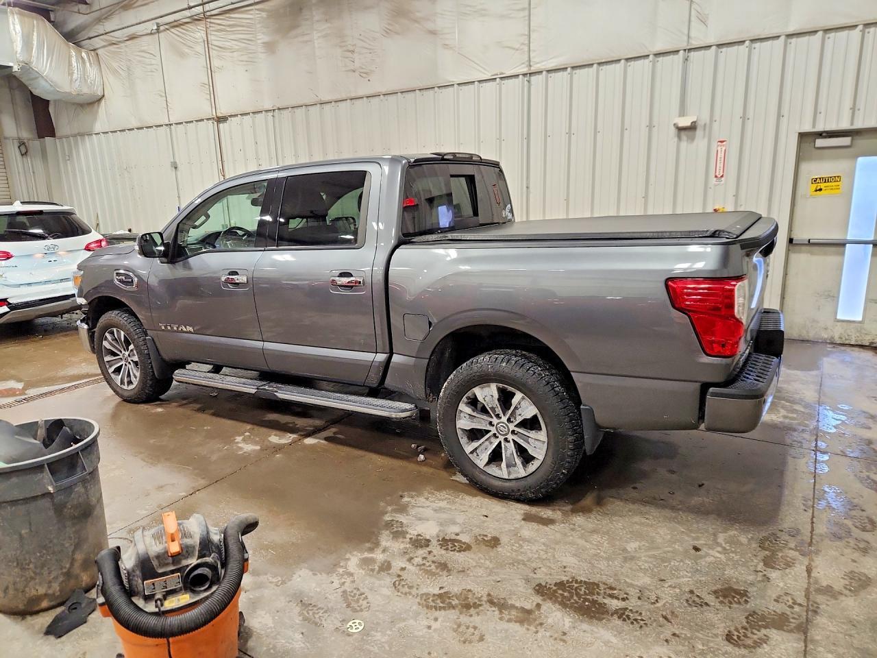 2017 Nissan Titan Sl - zdjęcie 2
