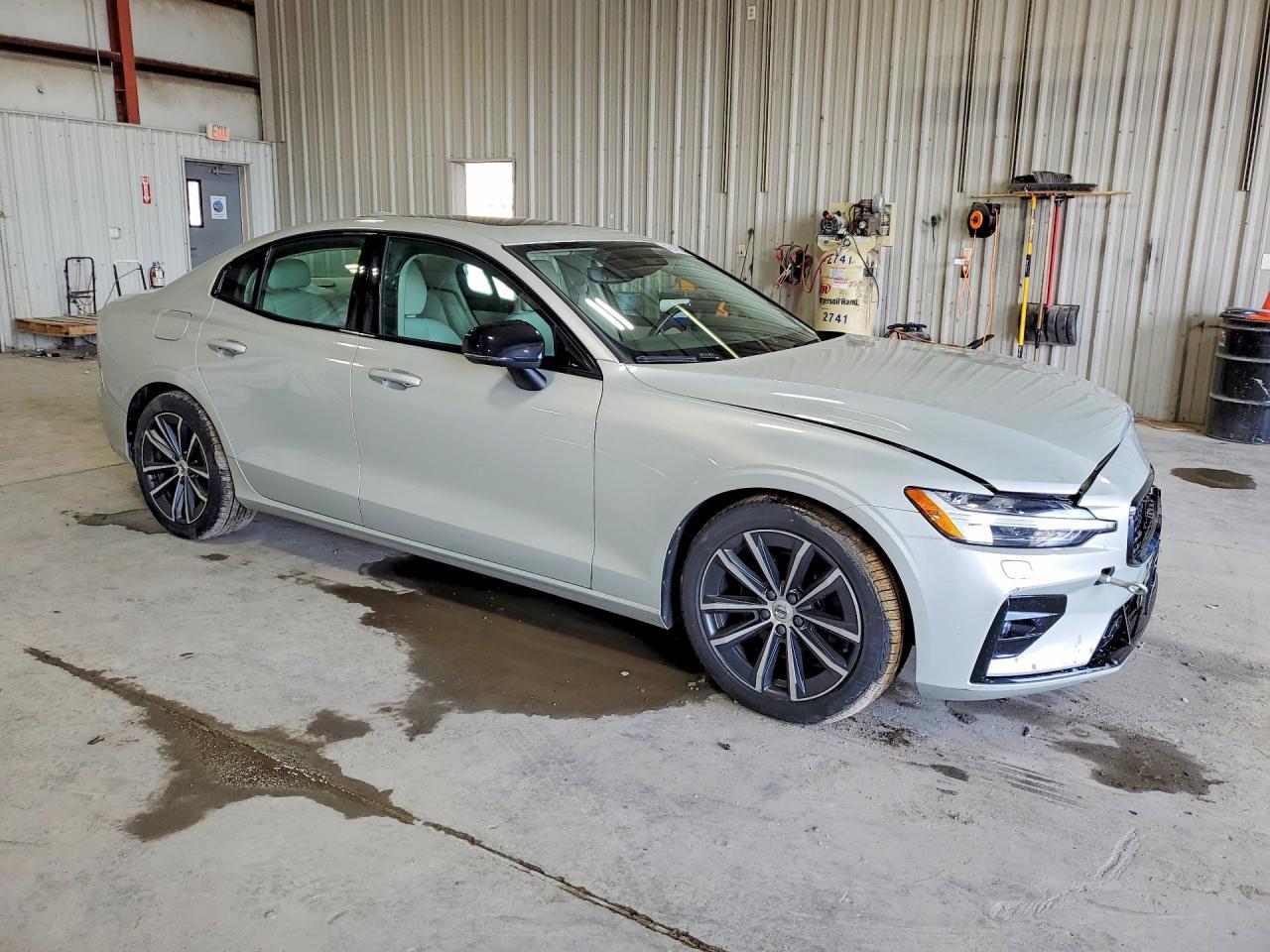 2022 Volvo S60 B5 Momentum - zdjęcie 4