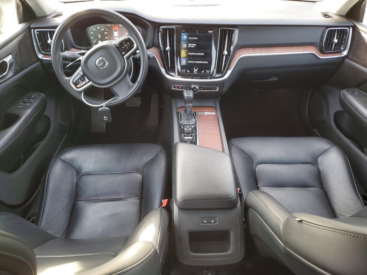 2021 Volvo S60 T5 Momentum - zdjęcie 8