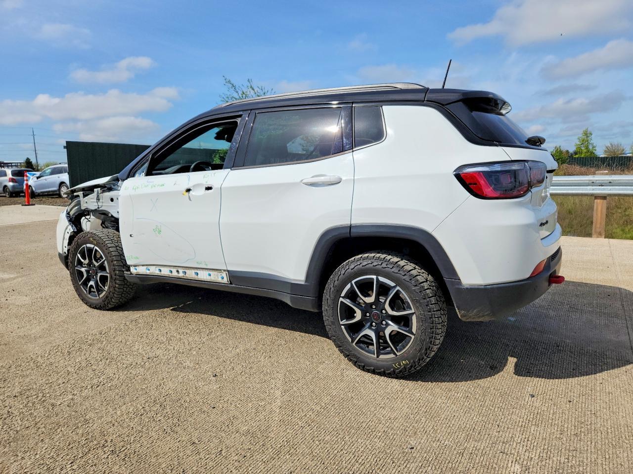 2025 Jeep Compass Trailhawk - zdjęcie 2