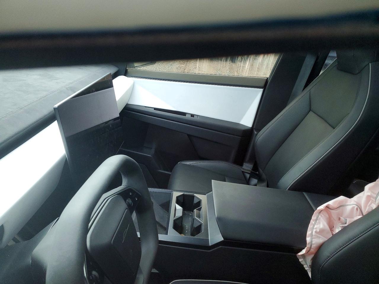2024 Tesla Cybertruck - zdjęcie 9