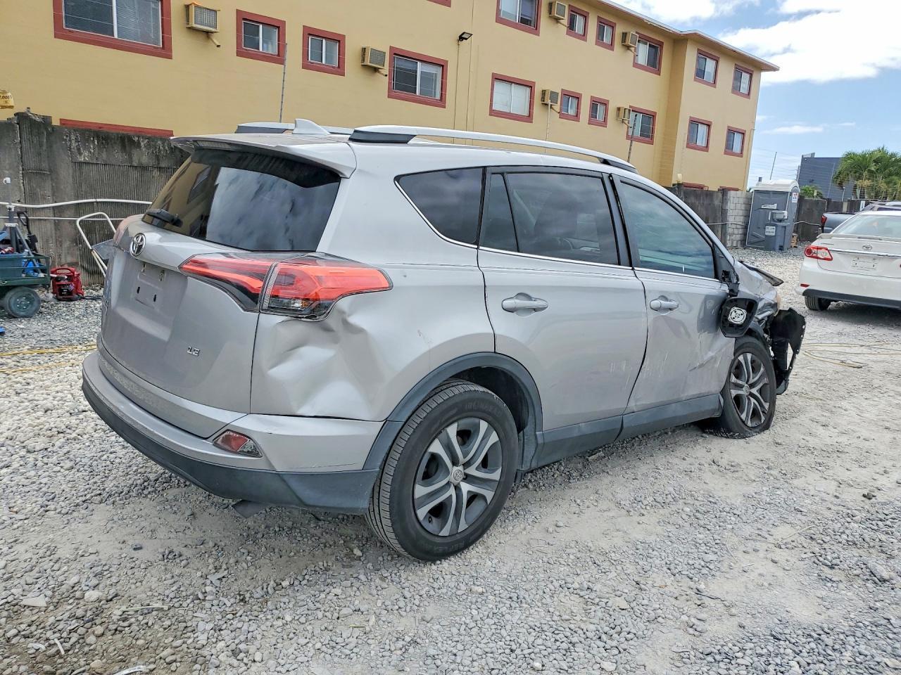 2017 Toyota Rav4 Le - zdjęcie 3