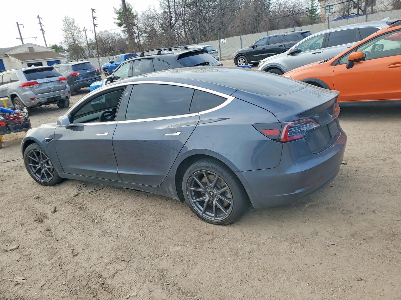 2020 Tesla Model 3 - zdjęcie 2
