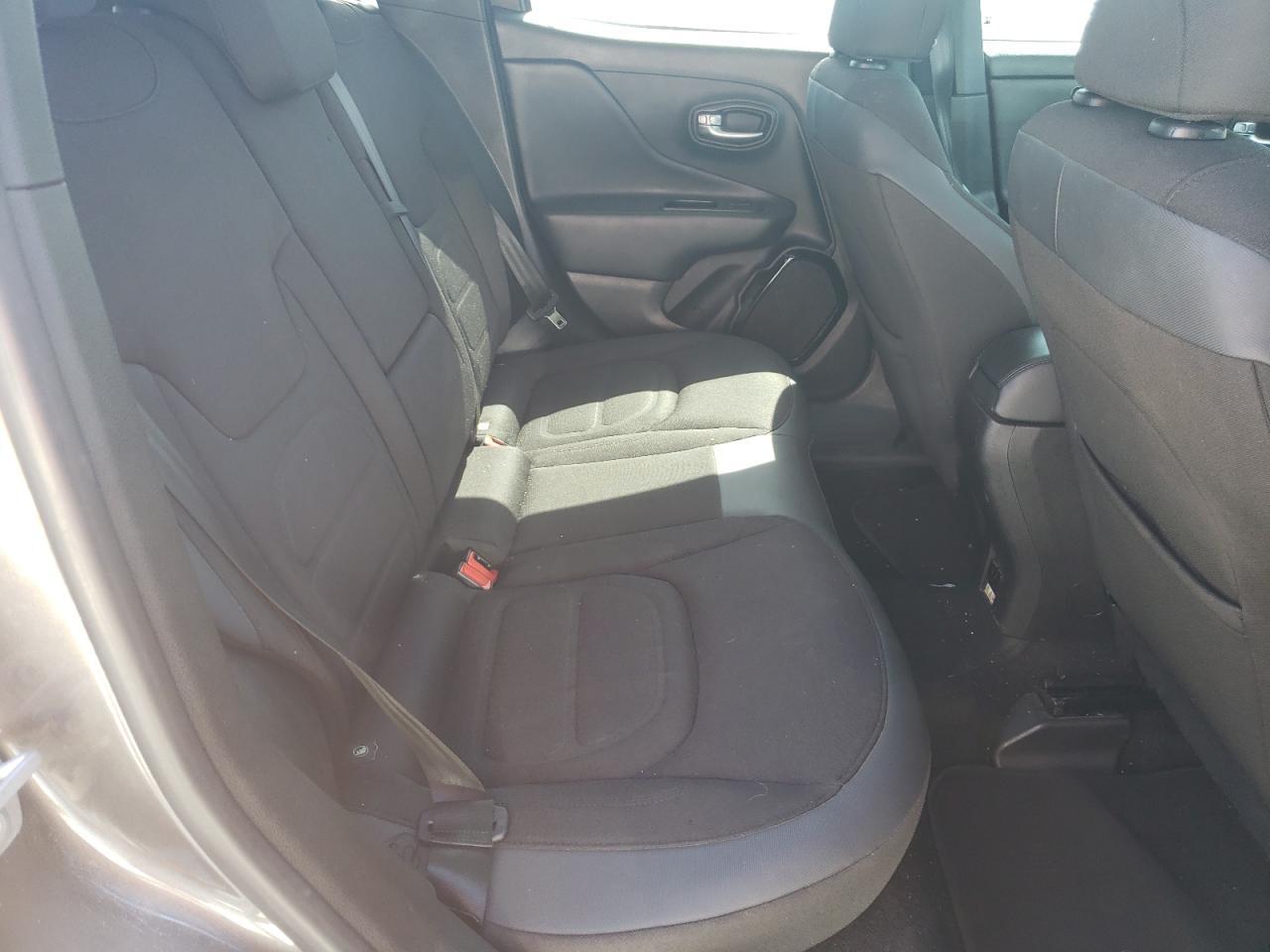 2017 Jeep Renegade Latitude - zdjęcie 19