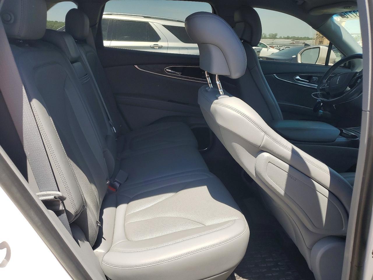 2019 Lincoln Nautilus Reserve - zdjęcie 11