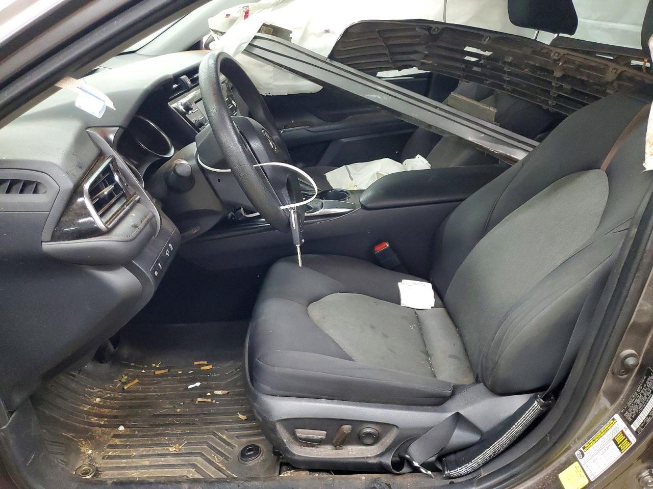 2020 Toyota Camry Le - zdjęcie 7