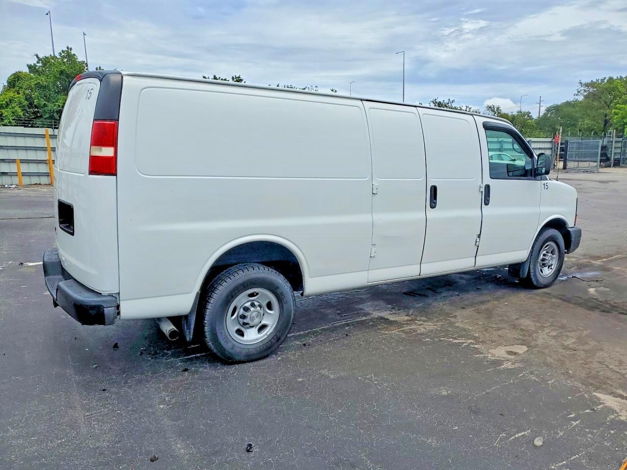 2015 Chevrolet Express G3500 - zdjęcie 3