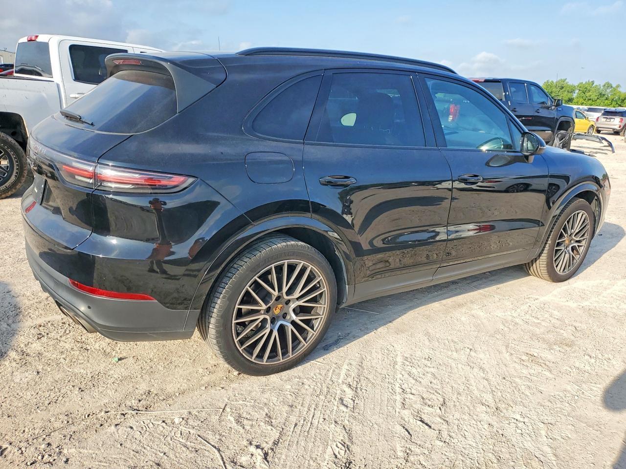 2021 Porsche Cayenne S - zdjęcie 3