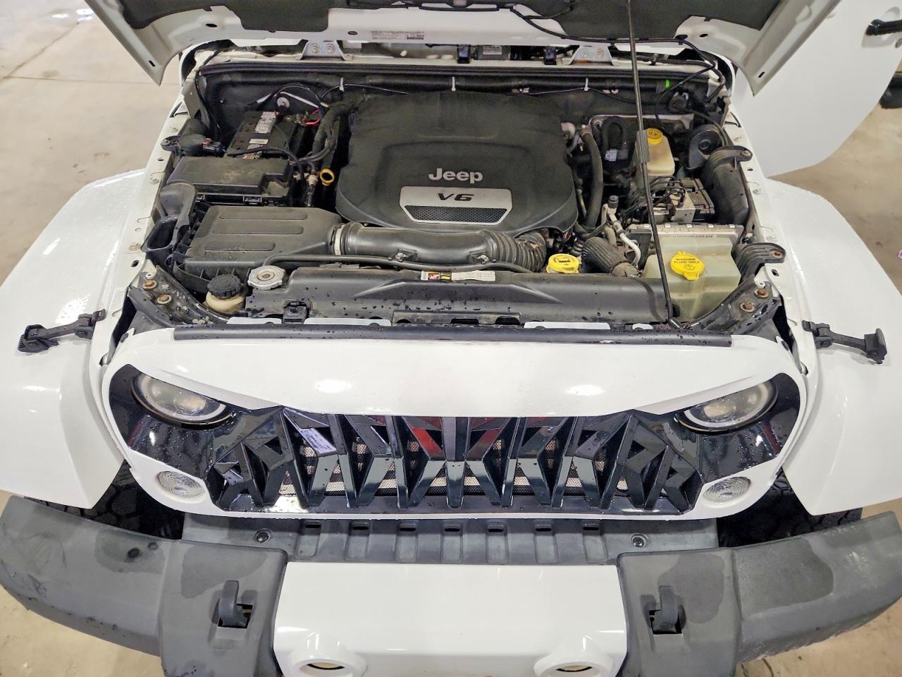 2014 Jeep Wrangler Unlimited Sahara - zdjęcie 12