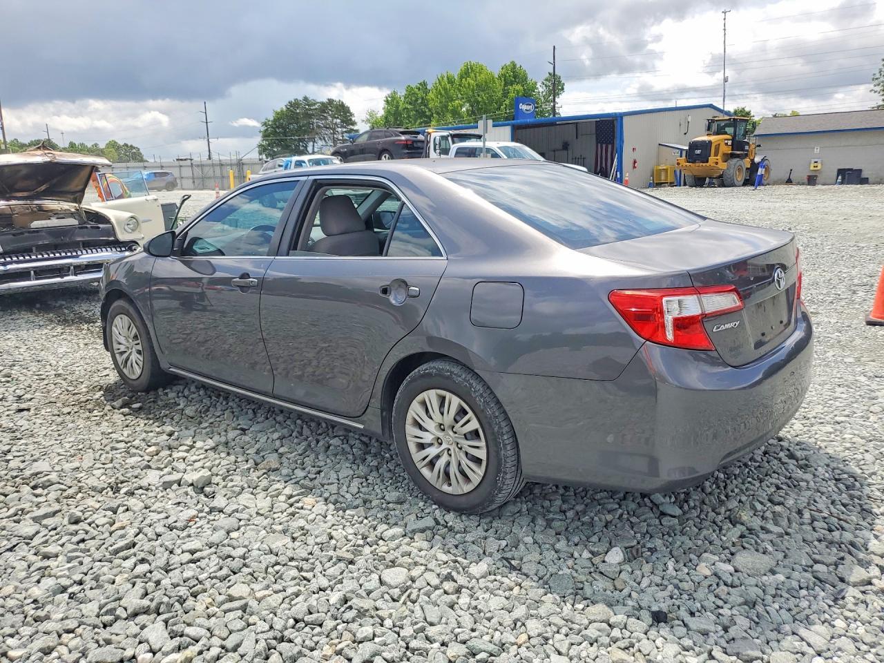 2013 Toyota Camry Le - zdjęcie 2