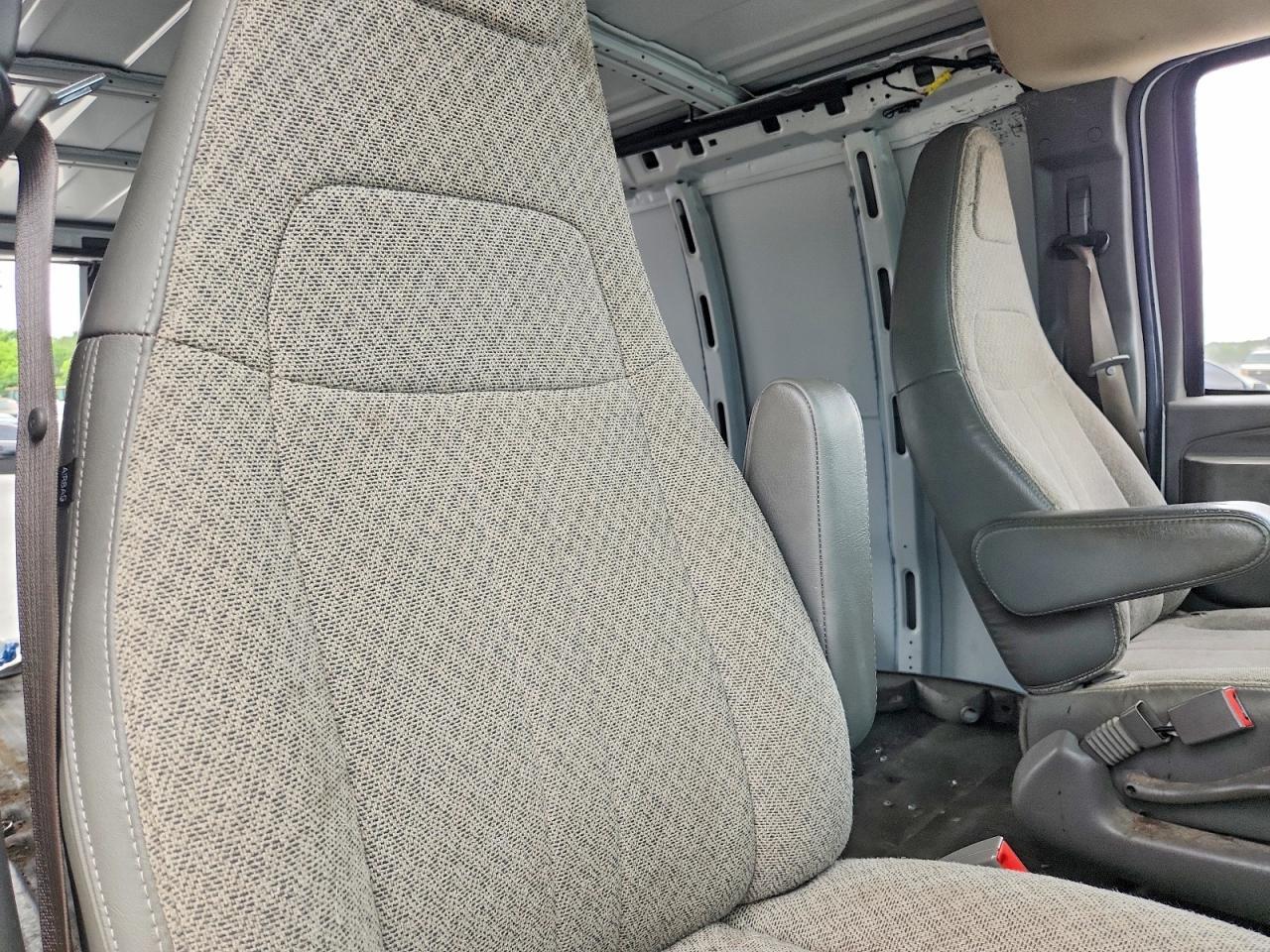 2020 Chevrolet Express G2500 - zdjęcie 11