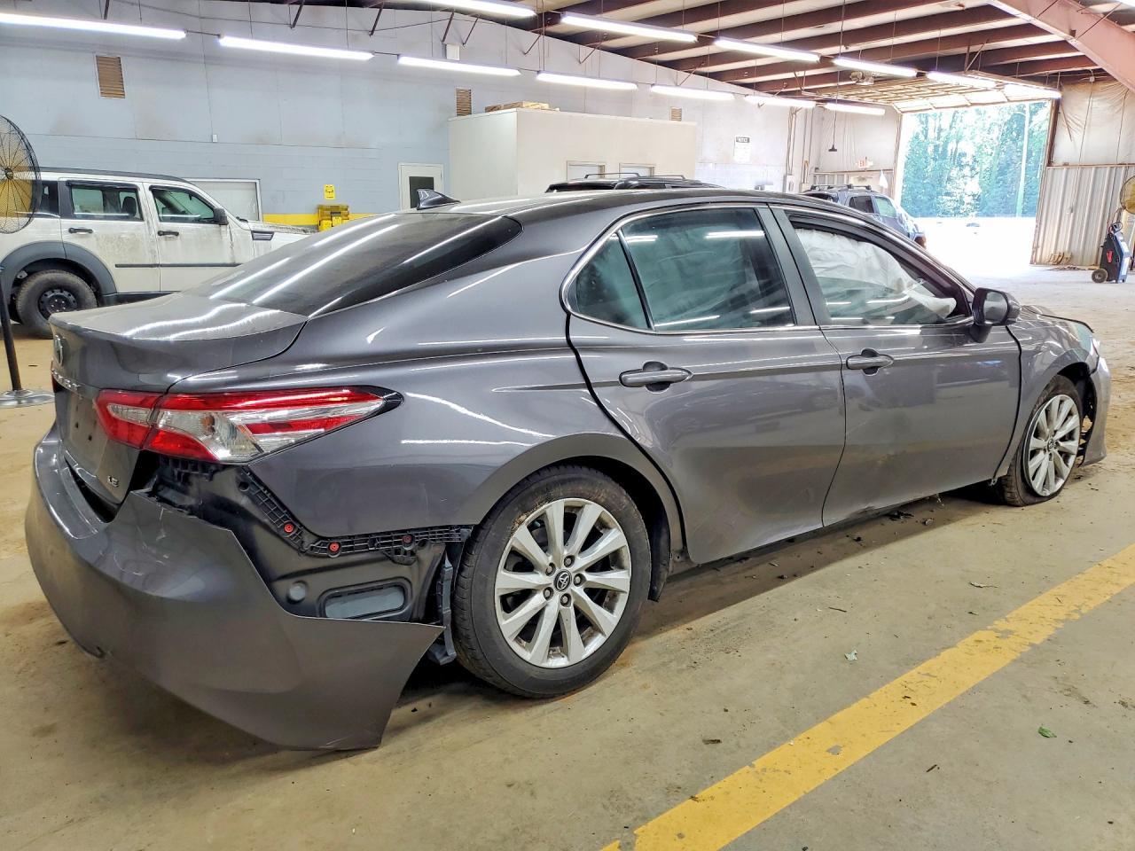 2020 Toyota Camry Le - zdjęcie 3