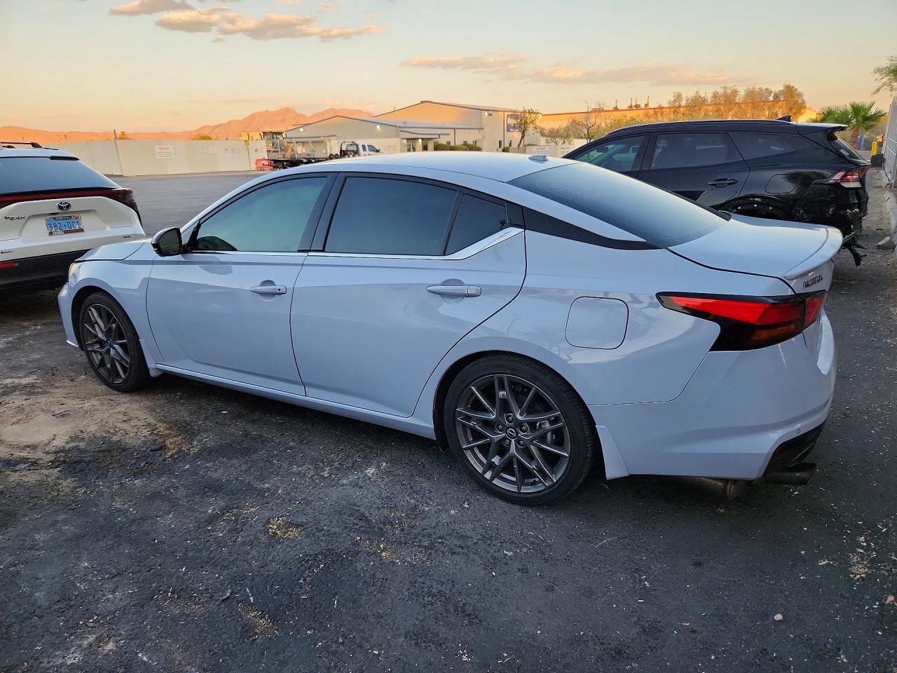 2024 Nissan Altima Sr - zdjęcie 2