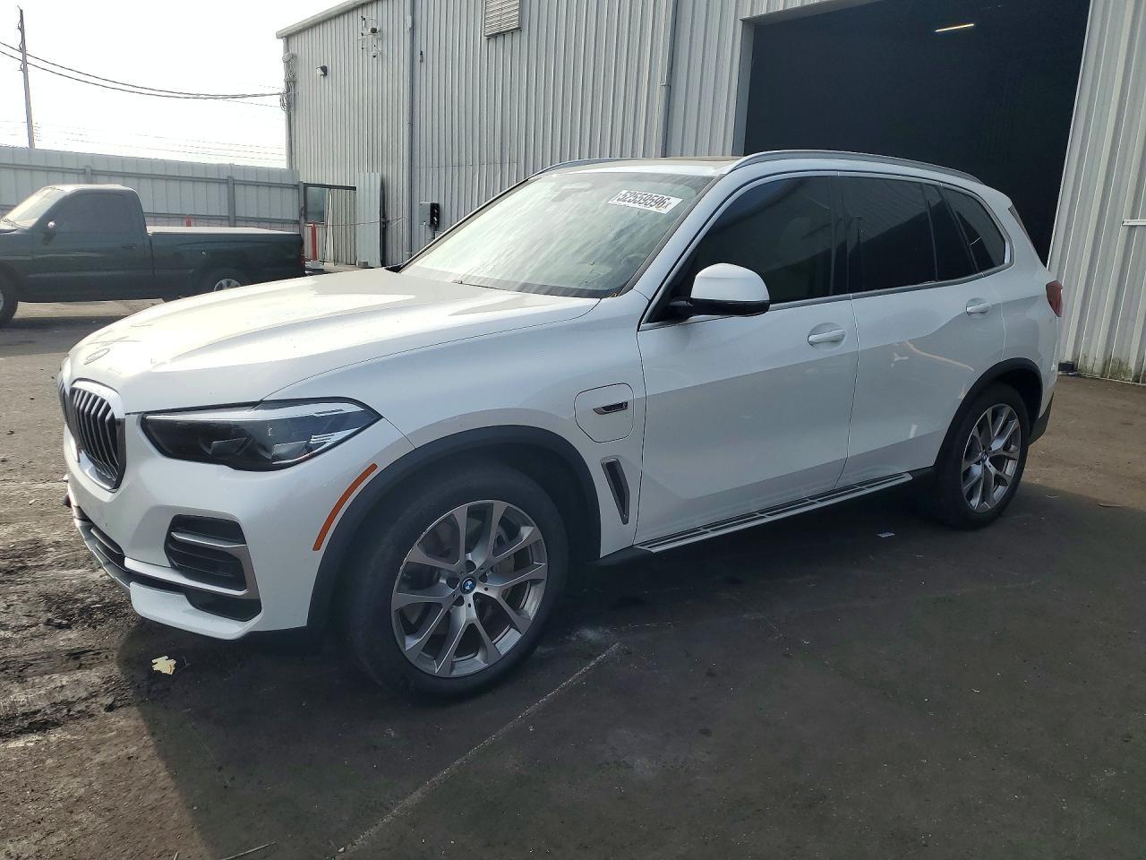 2022 BMW X5 xDrive45E - zdjęcie główne