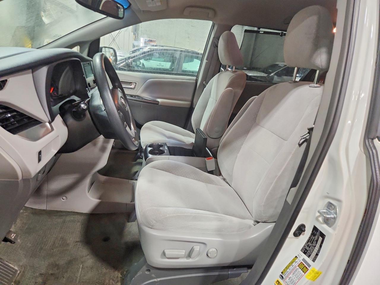 2017 Toyota Sienna Le - zdjęcie 7