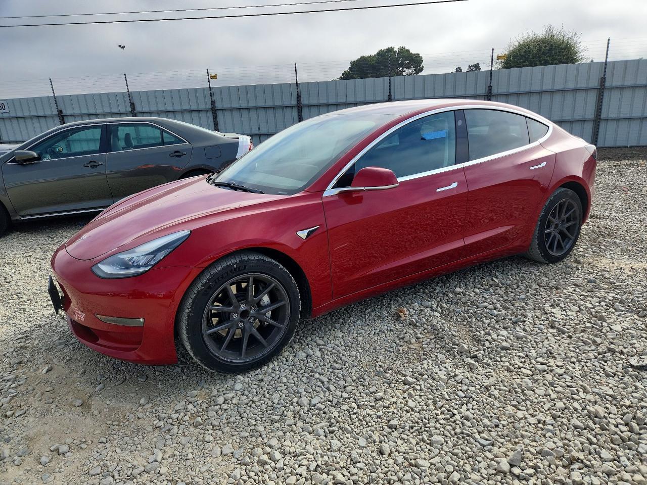 2018 Tesla Model 3 - zdjęcie główne